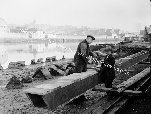 FISHERMEN PREPARING TRAPS